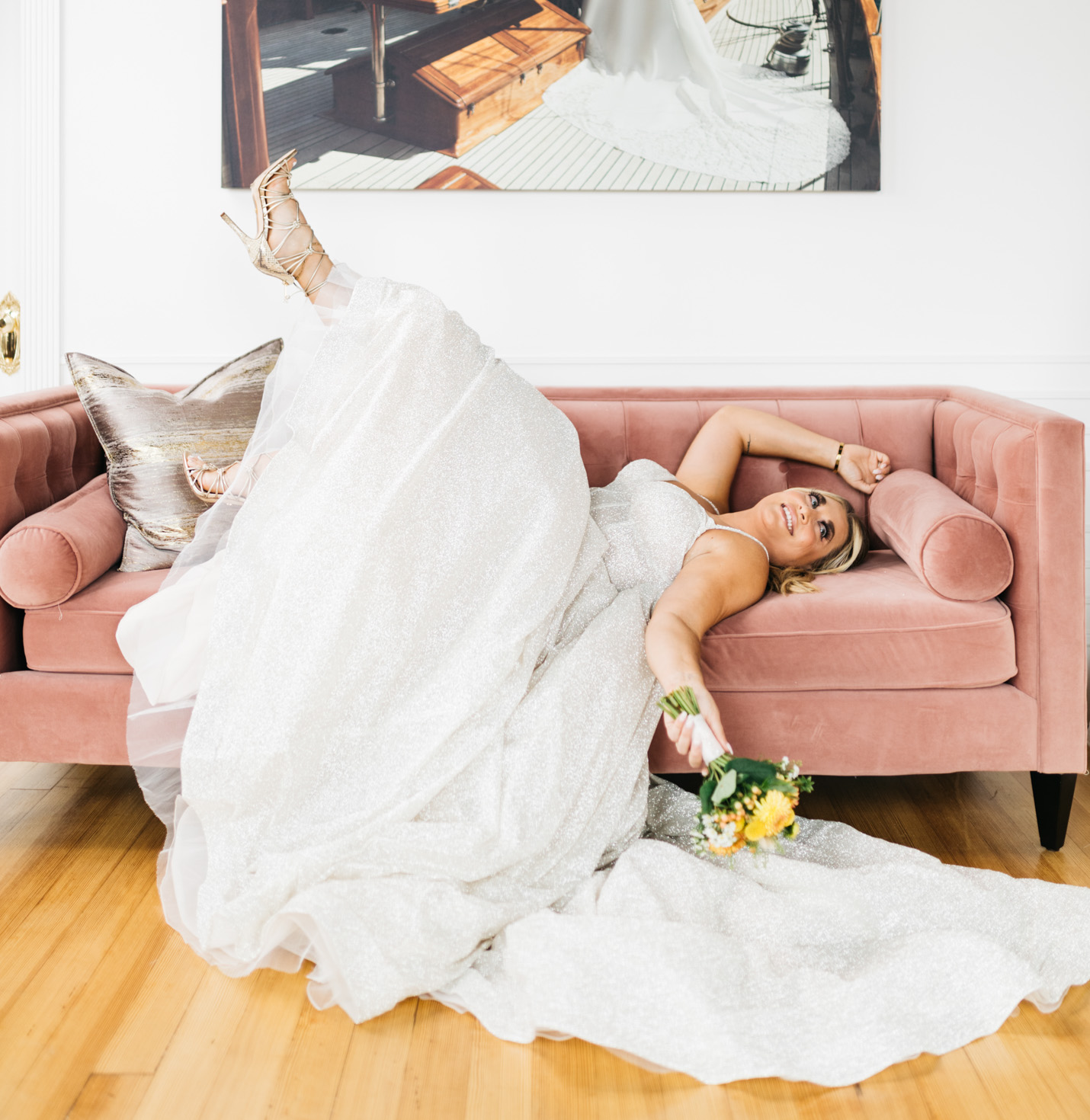 A bride posing on a couch.